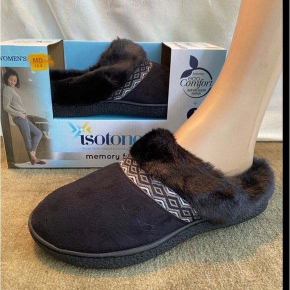 ❄️🔷ISOTONER ECO-COMFORT MEMORY FOAM SLIPPERS - Picture 2 of 5